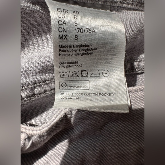 H&M  relaxed fit tapered ankle jeans. Size 8 - Picture 4 of 9